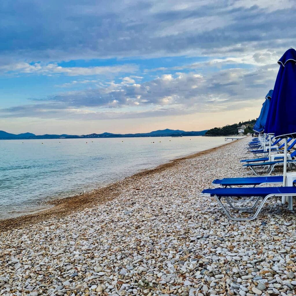 plaża nad Zatoką Barbati na północ od miasta Korfu