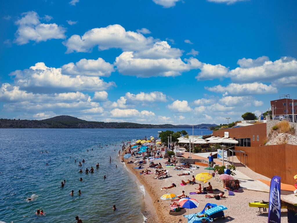 plaża w Szybeniku podczas sierpniowego pobytu na wczasach w Chorwacji