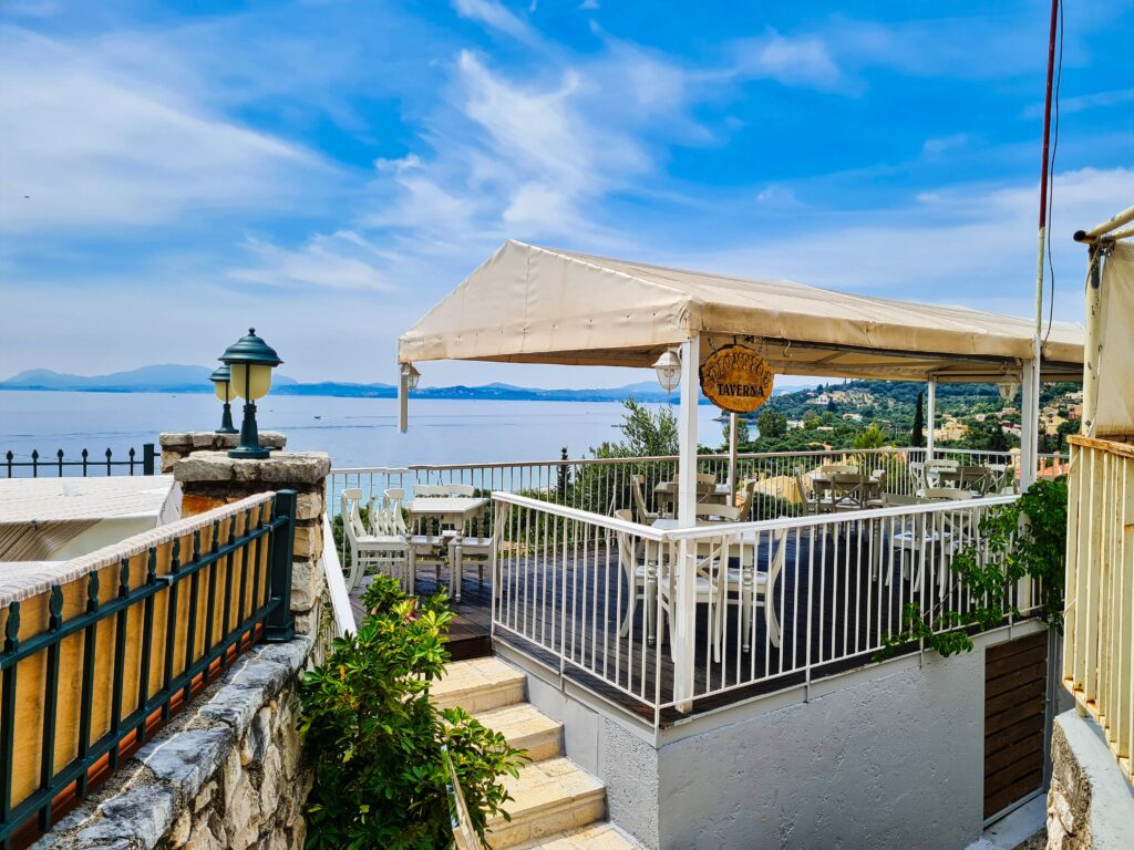 restauracyjka nad malowniczą plażą w Barbati na Korfu