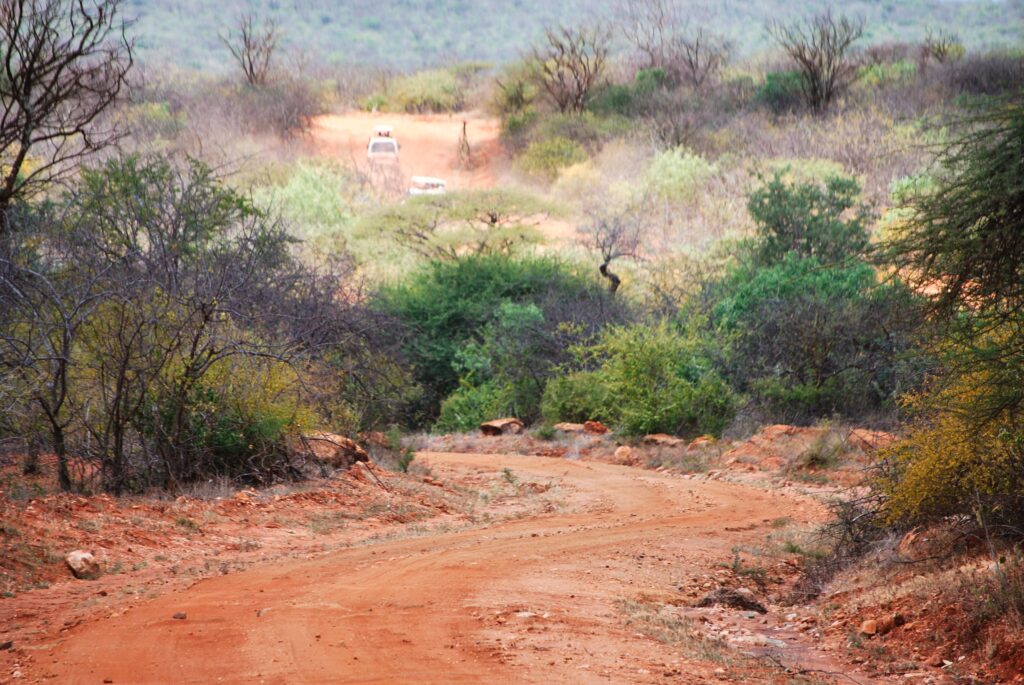 samochody biorące udział w safari na bezdrożach Parku Narodowego Tsavo West