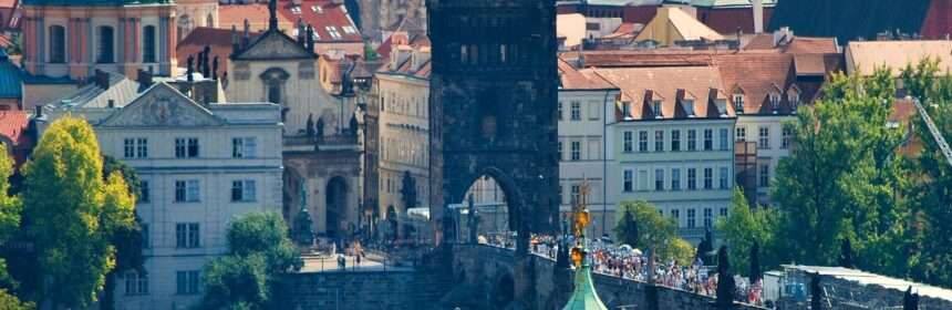 wycieczka do Pragi daje sposobność na podobne panoramy jak tę na Most Karola