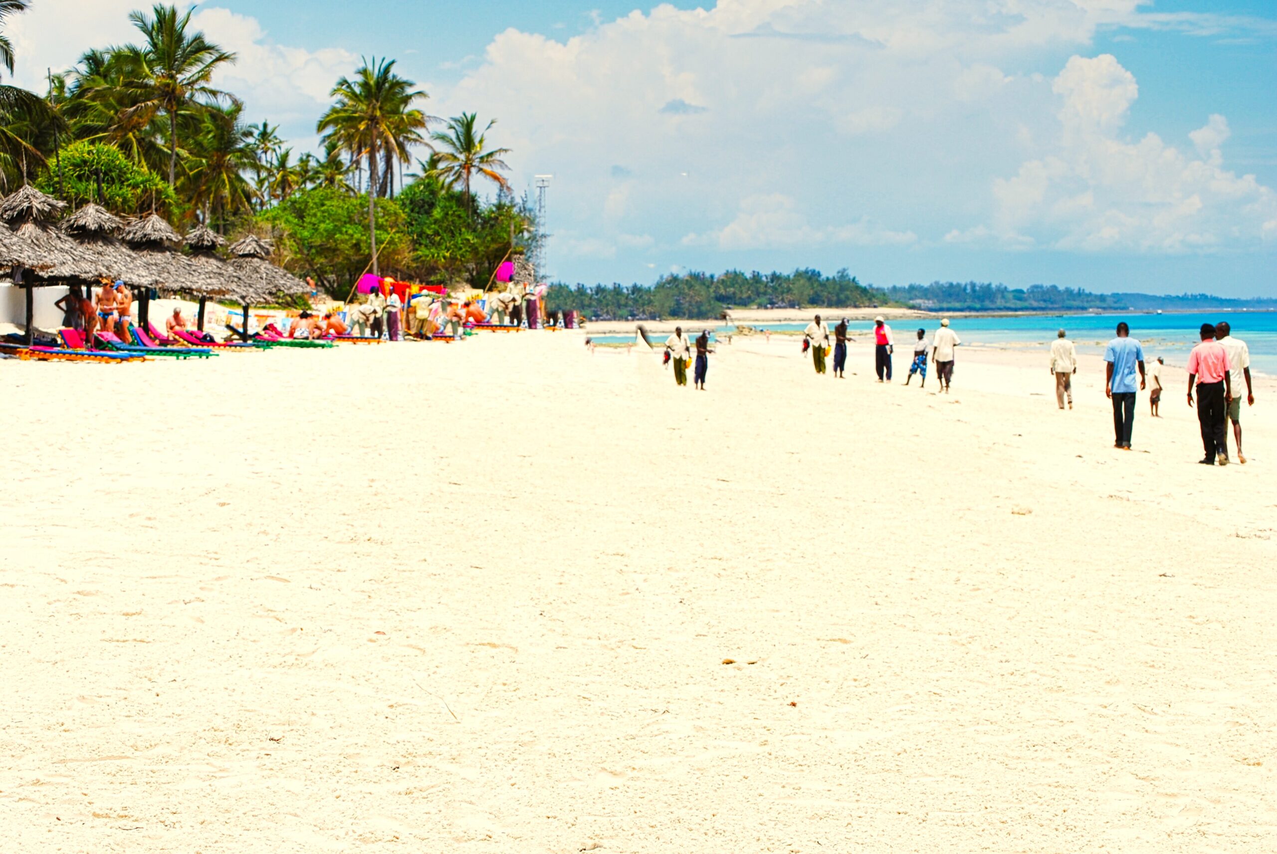 białe plaże charakterystyczne dla Afryki Wschodniej i wybrzeży Kenii czy Zanzibaru