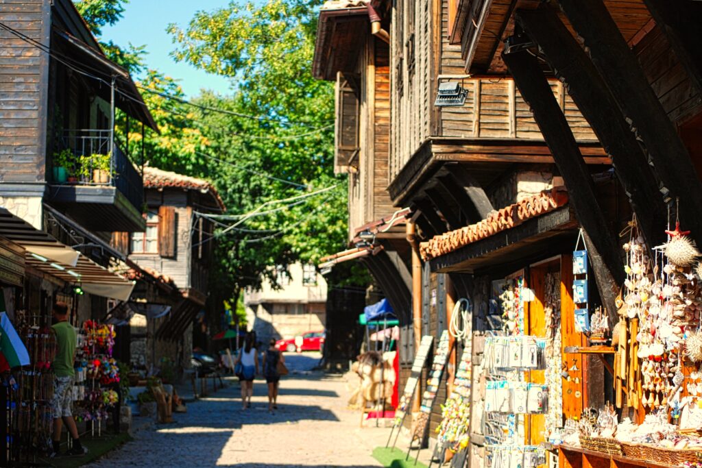 urokliwa uliczka z drewnianą zabytkową zabudową w Sozopolu