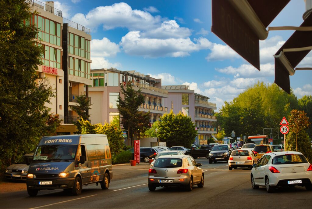 ruchliwa ulica w kurorcie Słoneczny Brzeg podczas wyjazdu na urlop w Bułgarii