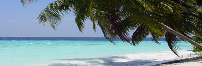 wczasy na Malediwach to sposobność relaksu na tak pięknych plażach jak ta na zdjęciu