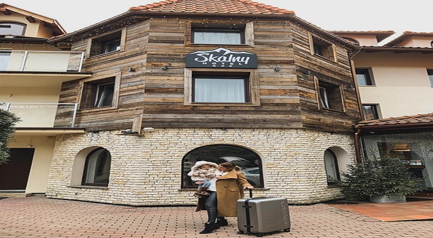 hotel Skalny w Szczyrku położony jest w centrum tego kurortu narciarskiego ok. 2.5 km od kolejki na Skrzyczne