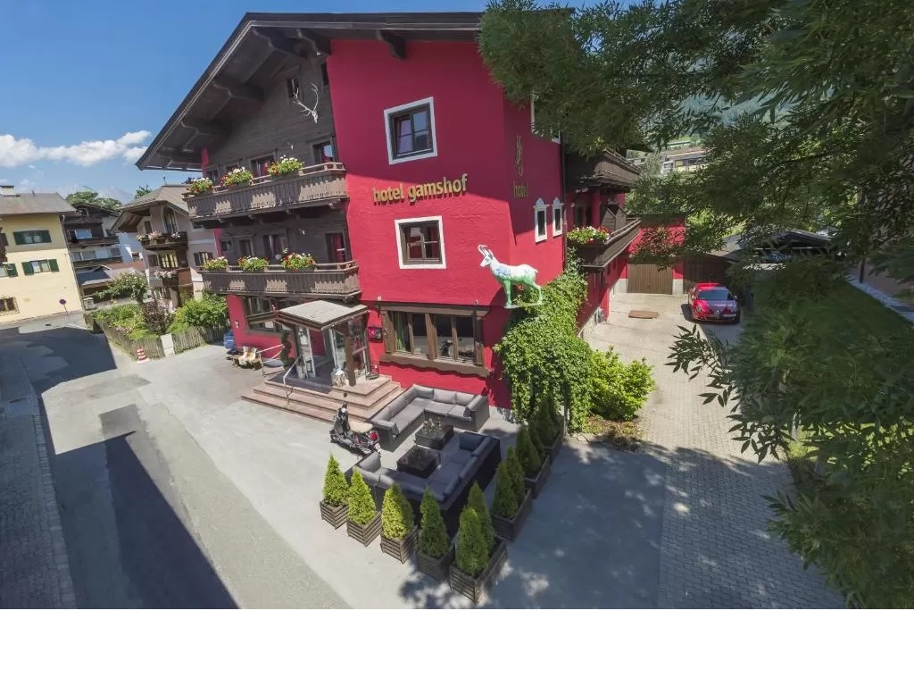 super hotel w Kitzbuhel z takimi udogodnieniami jak sauna i tylko ok. 600 m od Cable Car Kitzbüheler Horn
