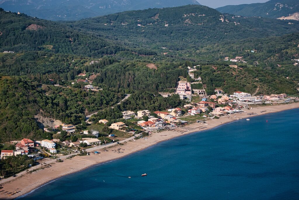 plaża na zachodzie Korfu widziana z góry z punktu widokowego Porto Timoni