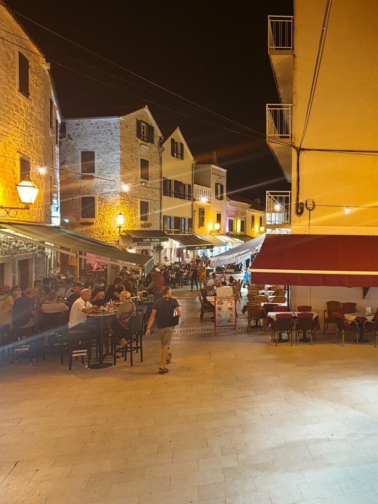 Stare Miasto w Vodicach ze swymi restauracjami nocą