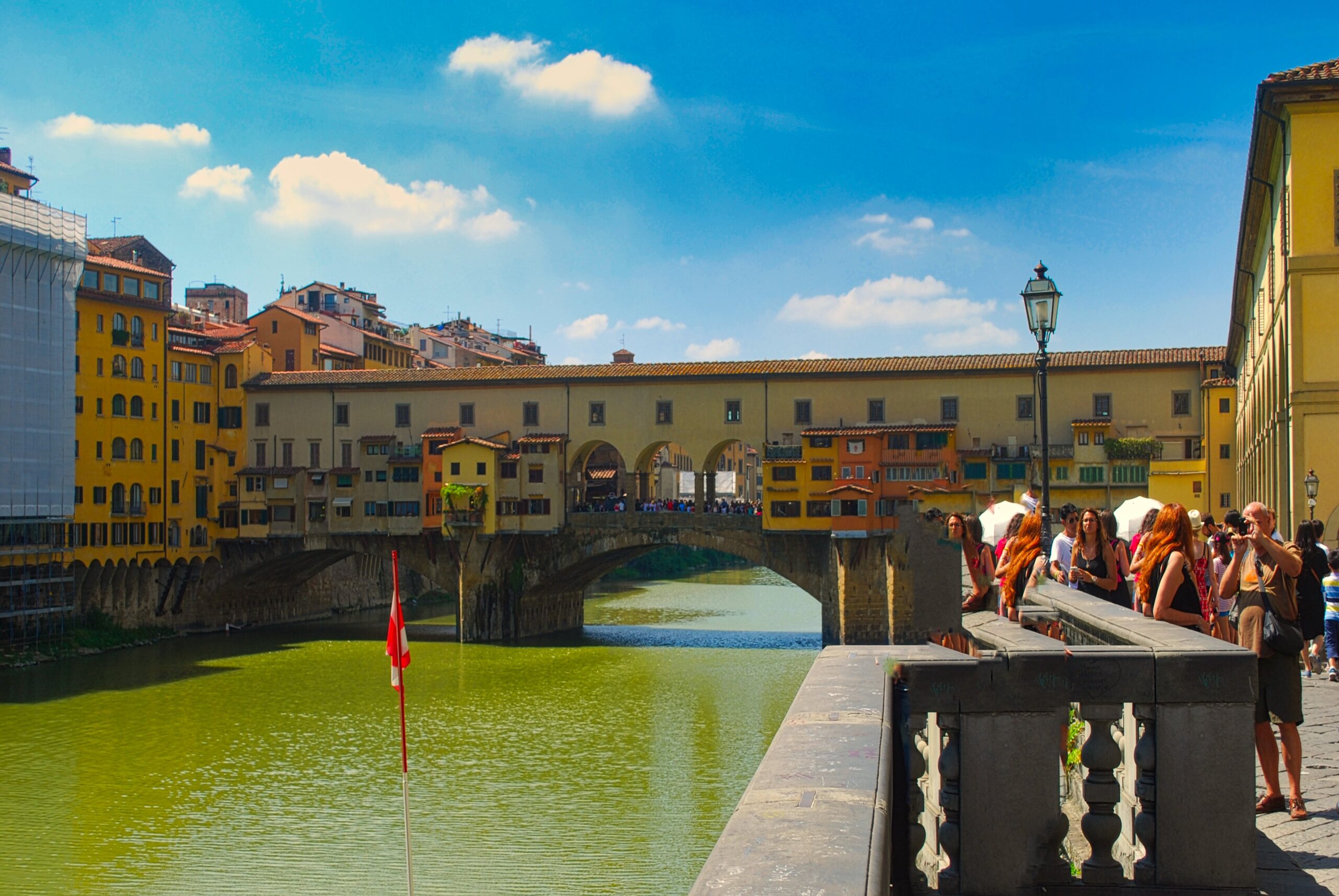malowniczy zabytkowy most Ponte Vecchio nad rzeką Arno podczas wycieczki do Toskanii