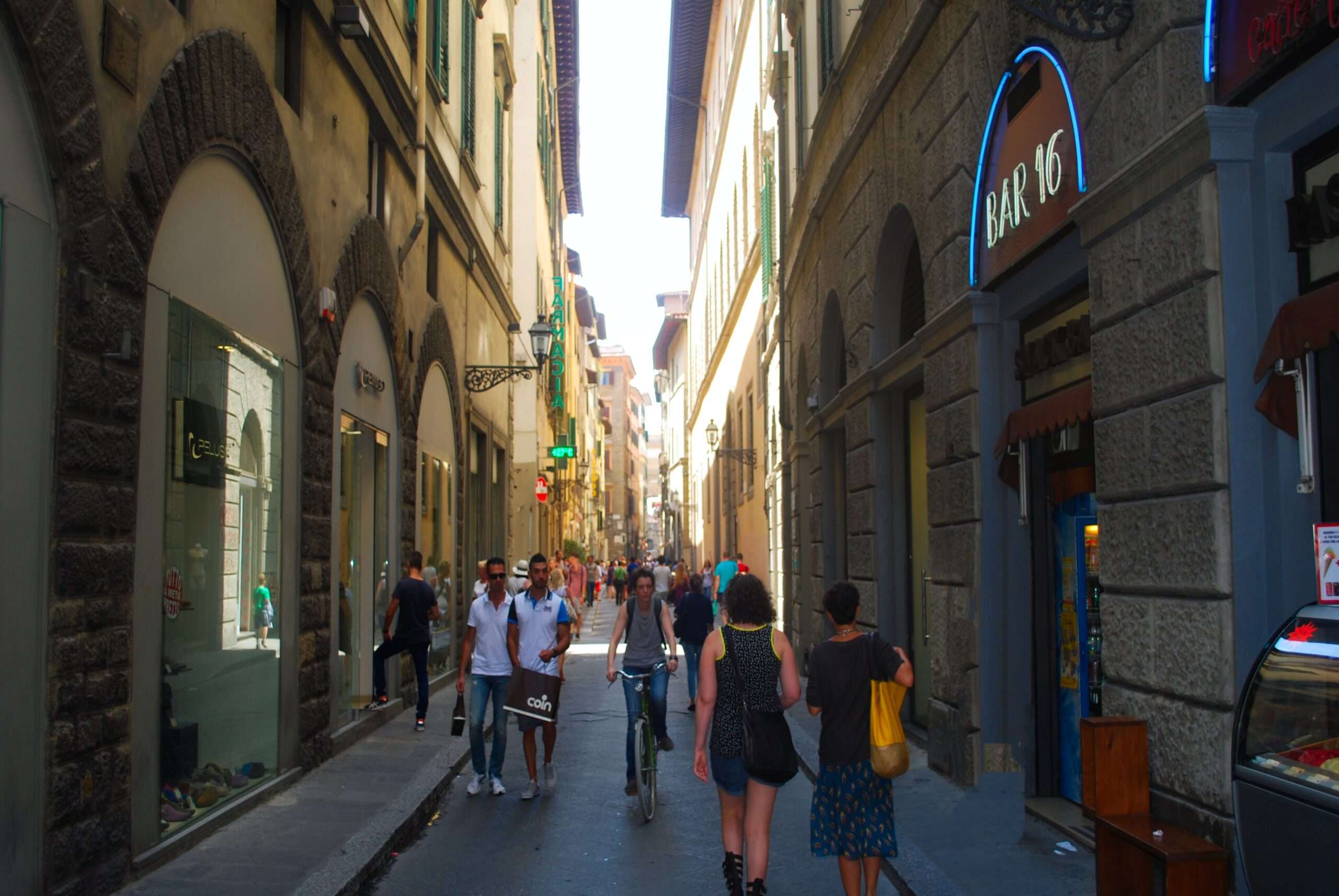 jedna z wielu urokliwych wąskich uliczek we Florencji