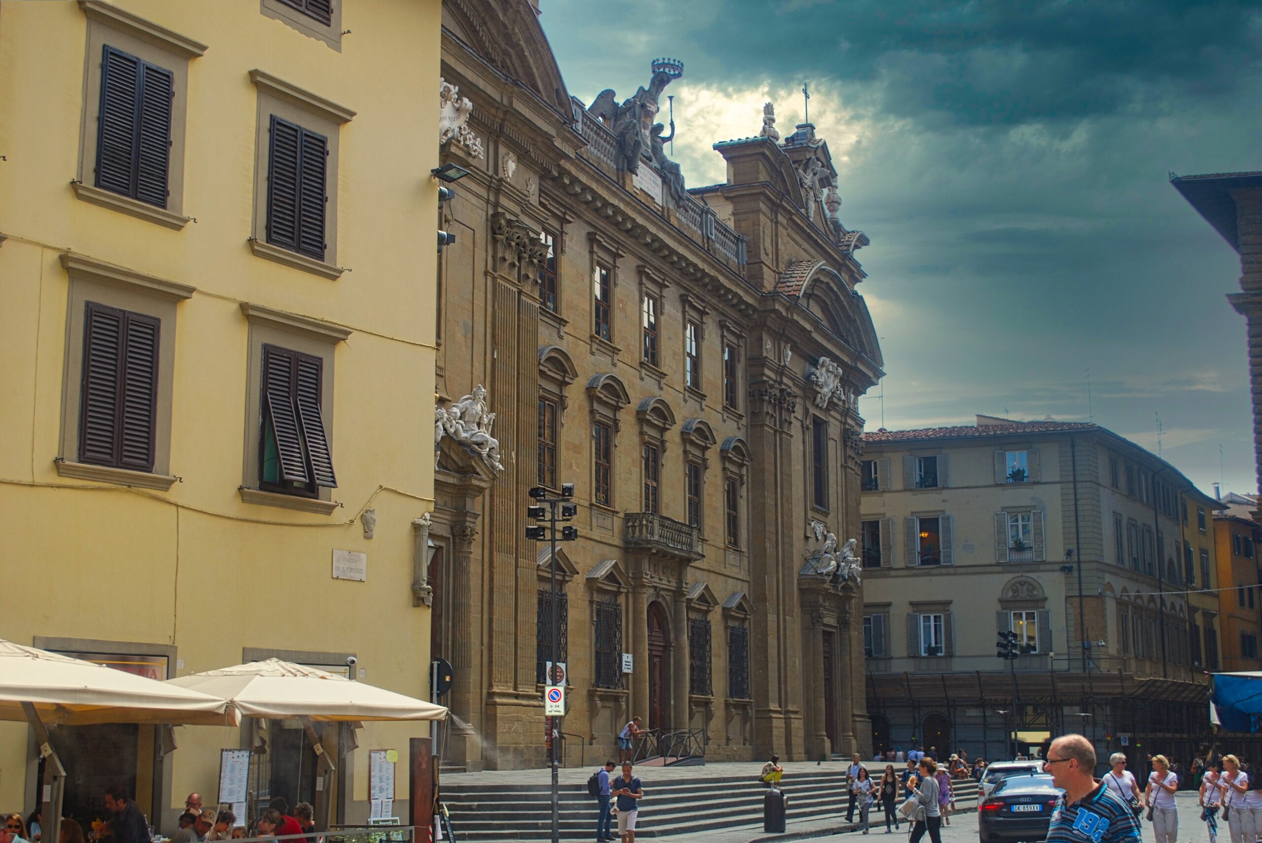 zabytkowa Florencja podczas przejścia od katedry Duomo w kierunku Piazza della Signoria