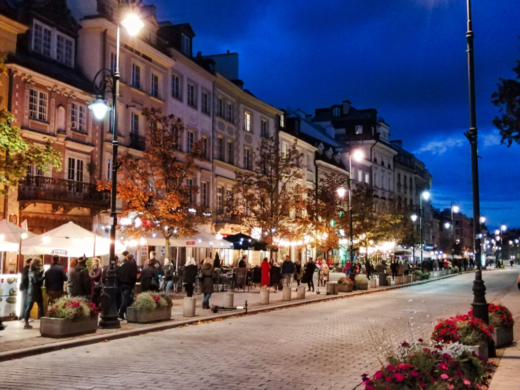 Krakowskie Przedmieście w Warszawie podczas wieczornego spaceru