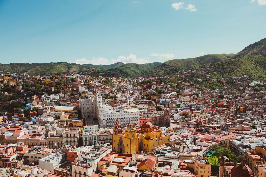 typowe meksykańskie malownicze miasteczko z wycieczki po Meksyku