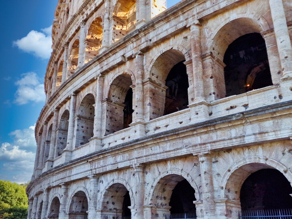 Koloseum w Rzymie podczas objazdu Wiecznego Miasta
