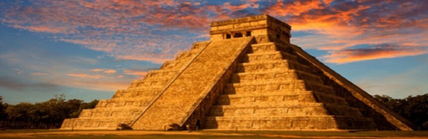 starożytna piramida z wycieczki objazdowej po Meksyku
