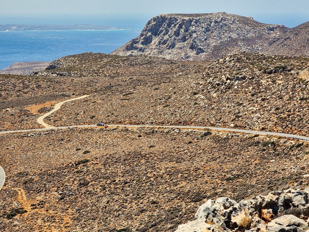 krajobraz południowo-wschodniej Krety niedaleko plaży w Xerokampos