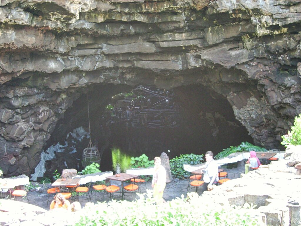 jedna z atrakcji na Lanzarote - Jameos del Agua, klimatyczne miejsce na wschodnim wybrzeżu tej wyspy kanaryjskiej