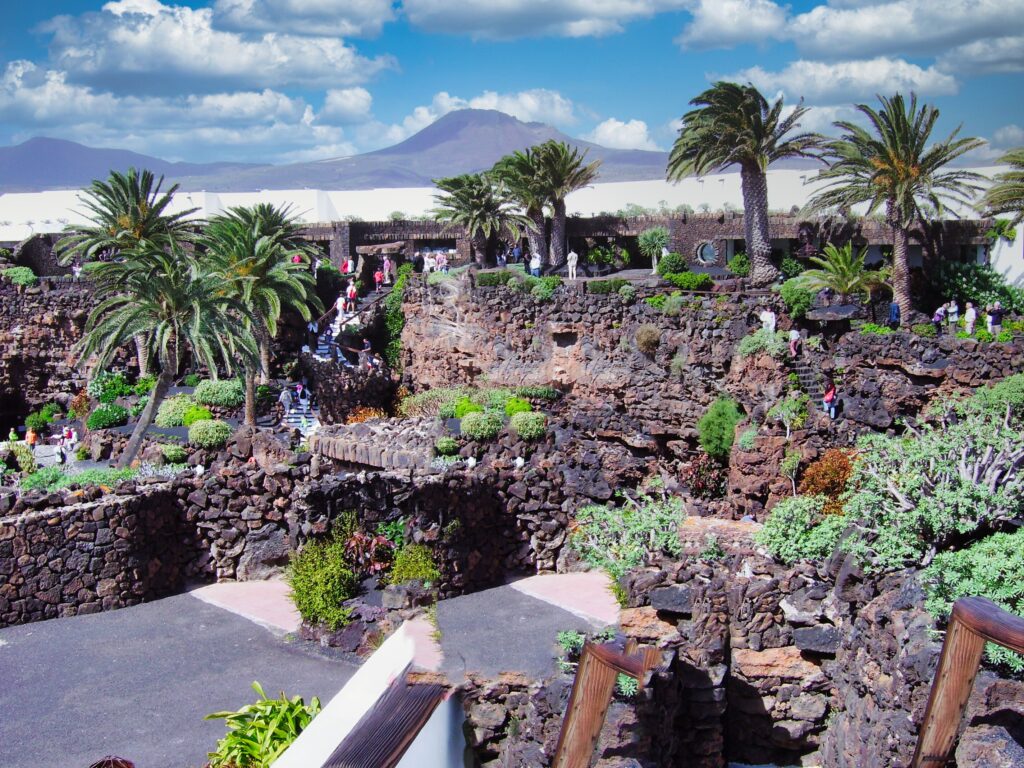 w Jameos del Agua, miejscu wodnych jaskiń na wybrzeżu Lanzarote podczas wycieczki fakultatywnej