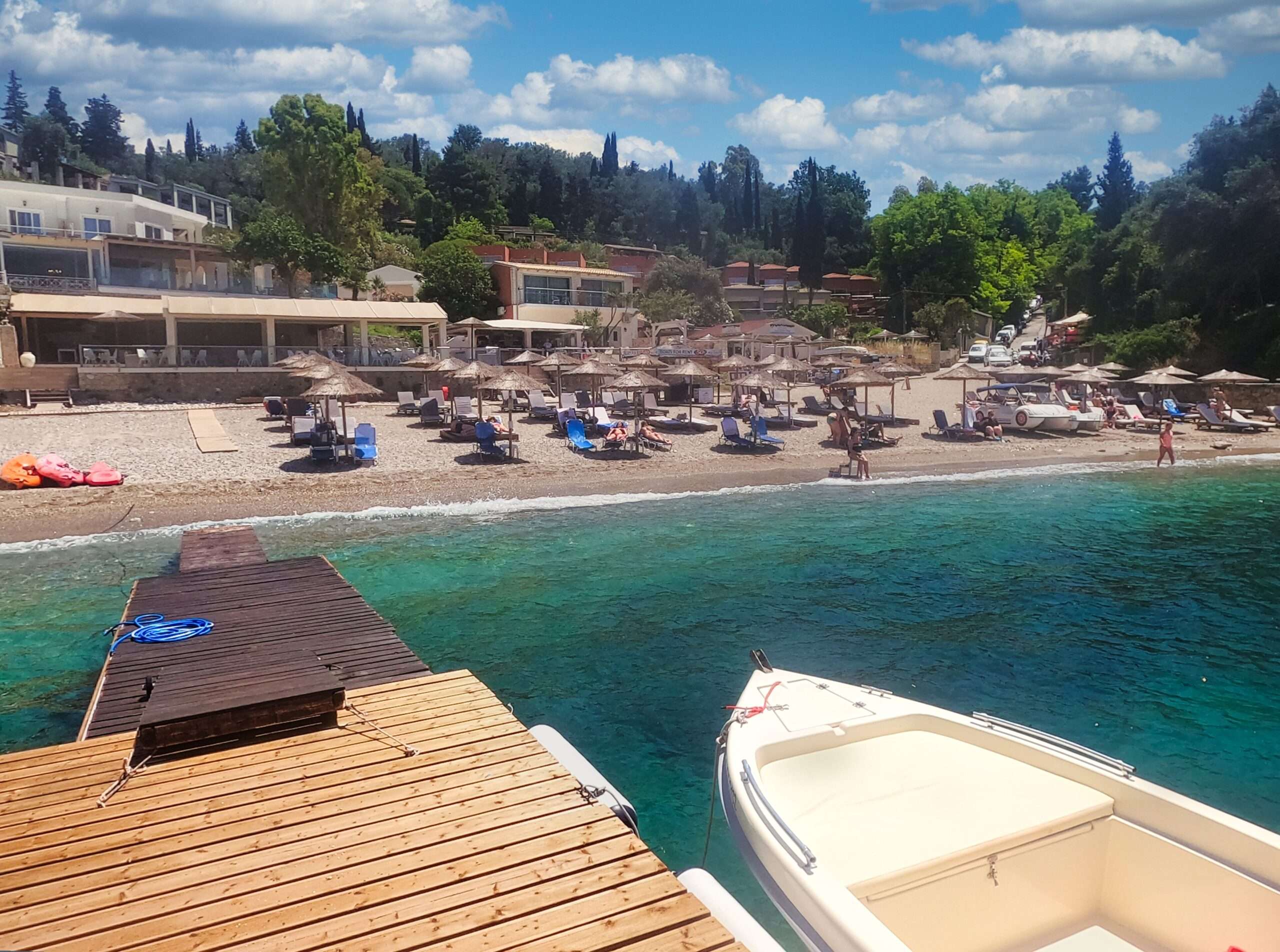 malownicza plaża na zachodnim wybrzeżu Wyspy Korfu