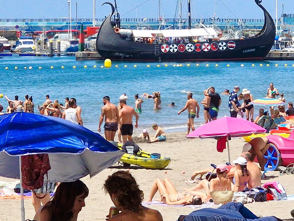 statek Wikingów oraz plaża w Los Cristianos na Teneryfie