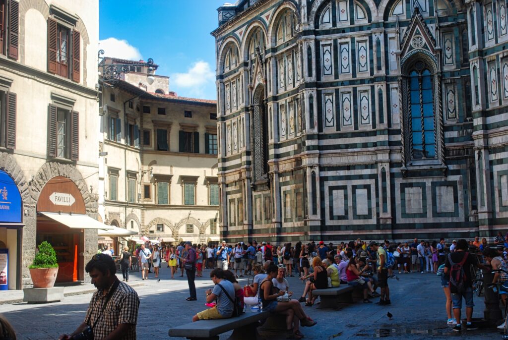 przy Katedrze Santa Maria del Fiore we Florencji podczas urlopu w Toskanii