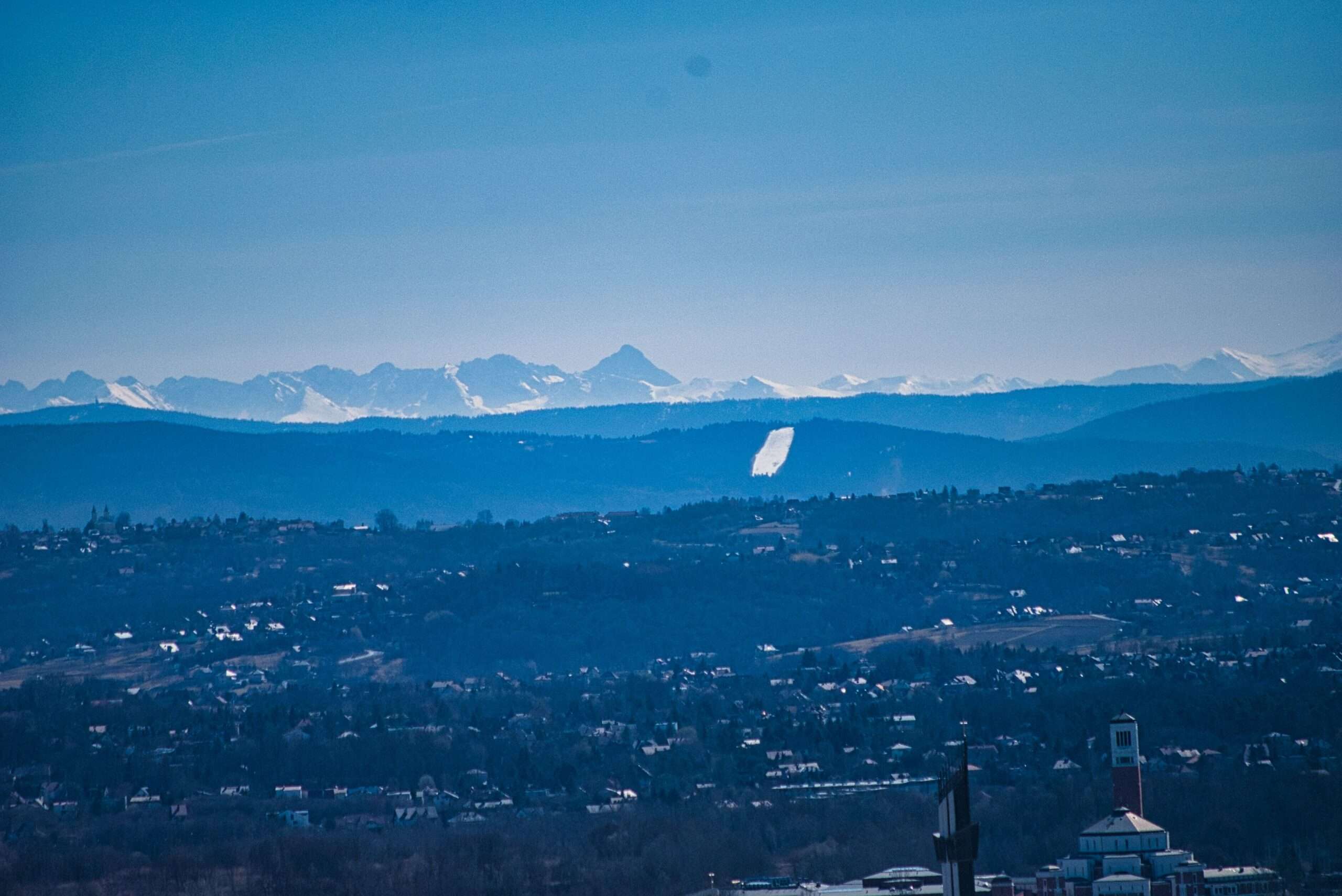 Tatry widziane wczesną wiosną z balonu nad Krakowem