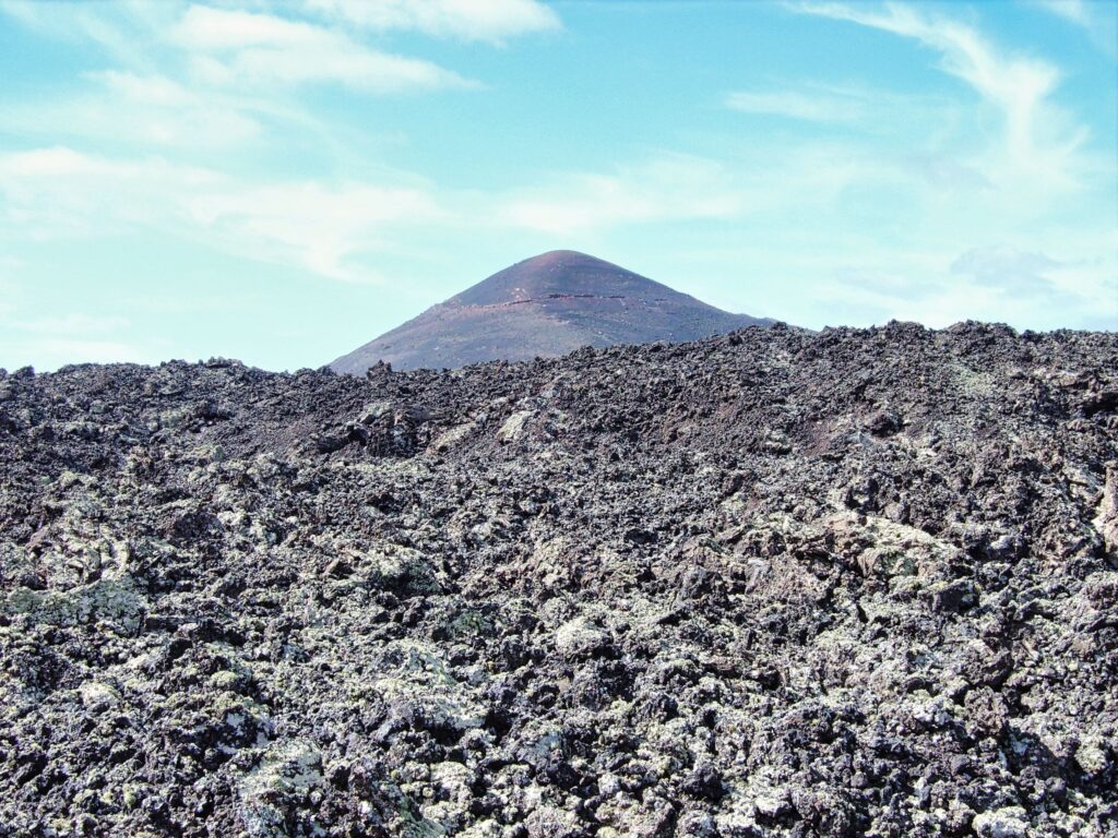 wulkaniczny krajobraz w Parku Narodowym Timanfaya podczas wyjazdu na wakacje na Lanzarote