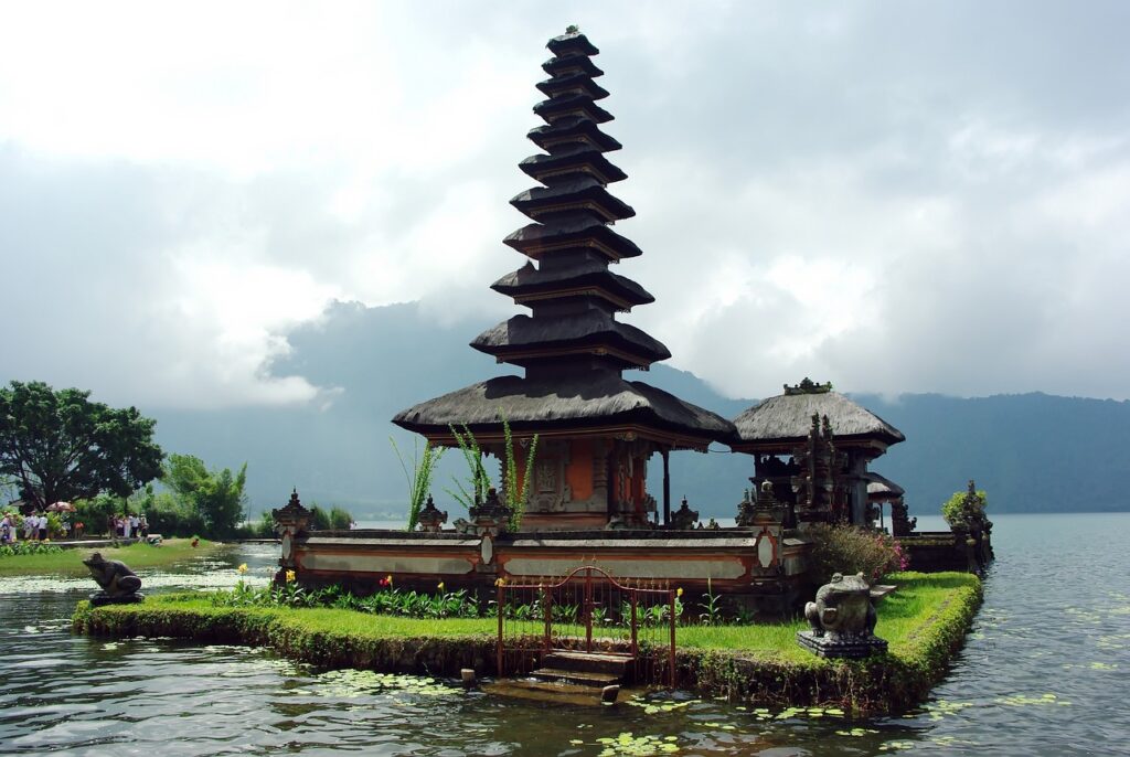 piękny zabytek w Indonezji podczas wyjazdu na wczasy na Bali