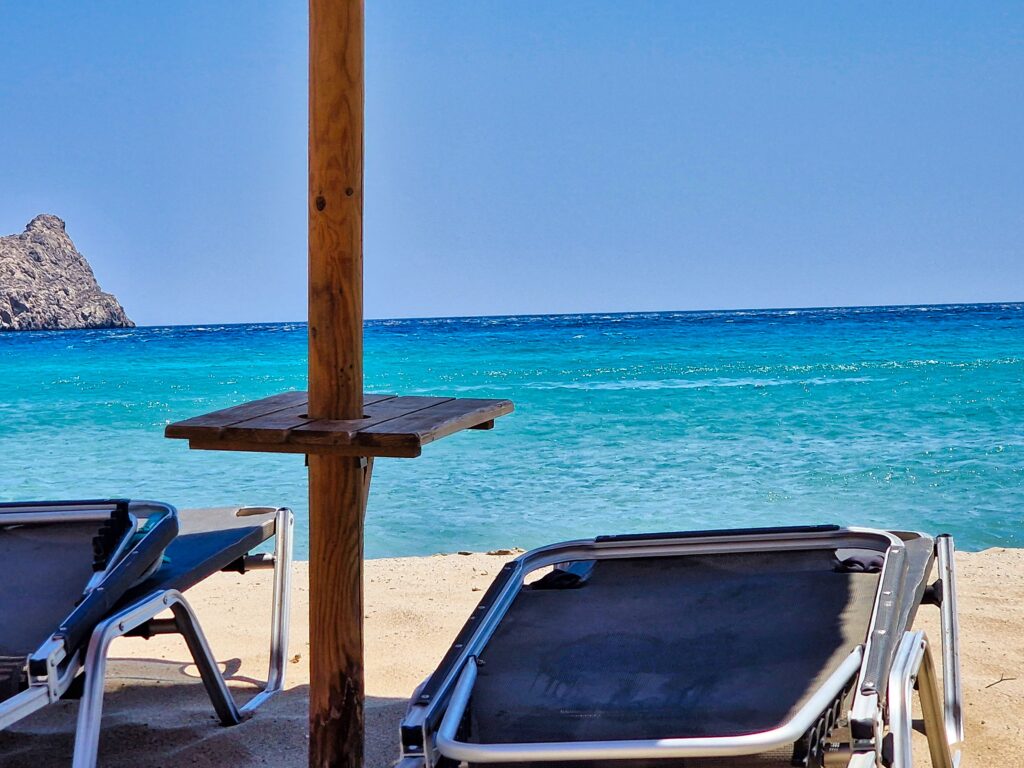 niemal dzika, dosyć trudno dostępna plaża w Xerokampos podczas wyjazdu na wakacje na Krecie