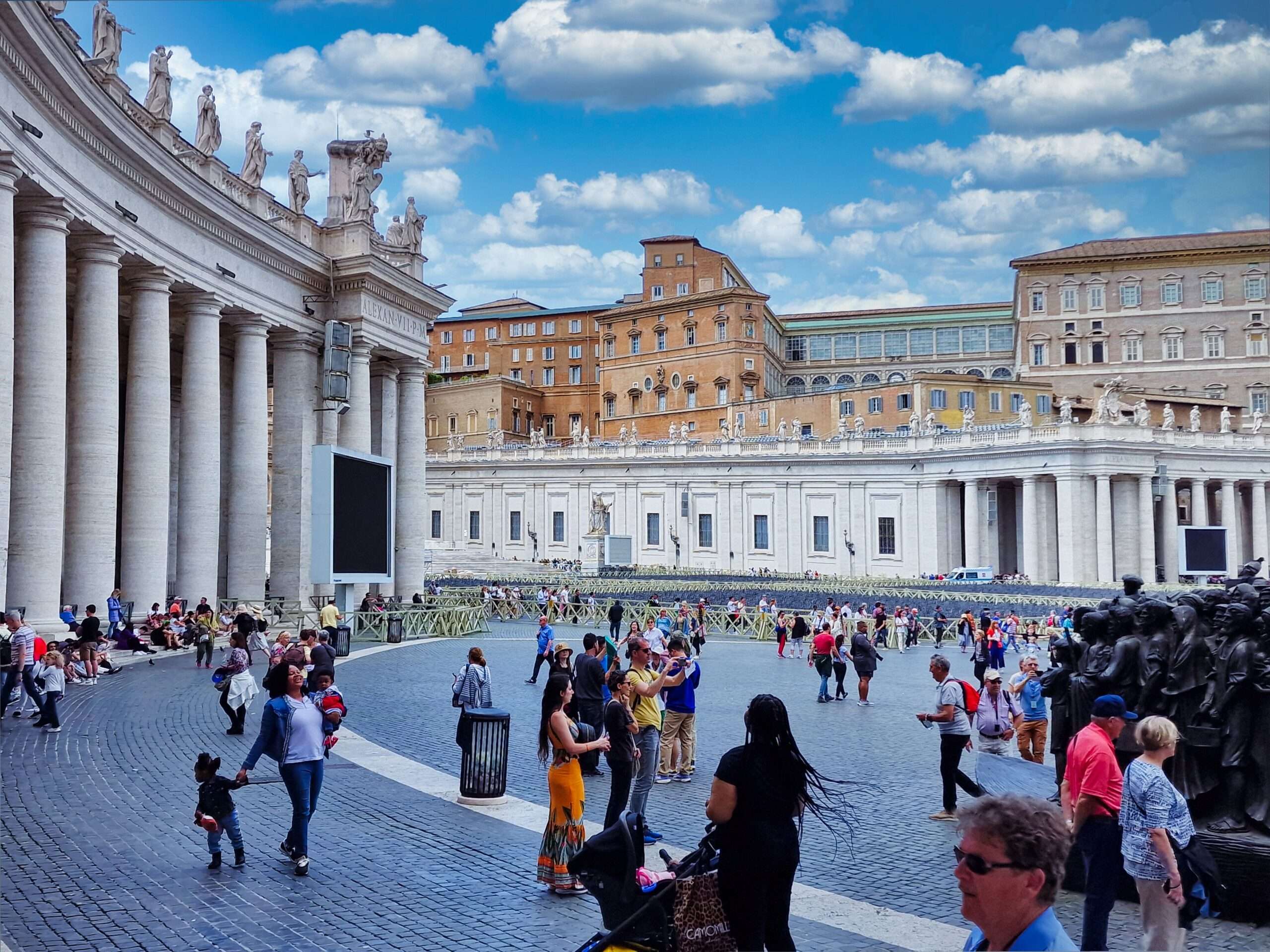 słynny plac św. Piotra w Watykanie podczas city-breaku do Rzymu