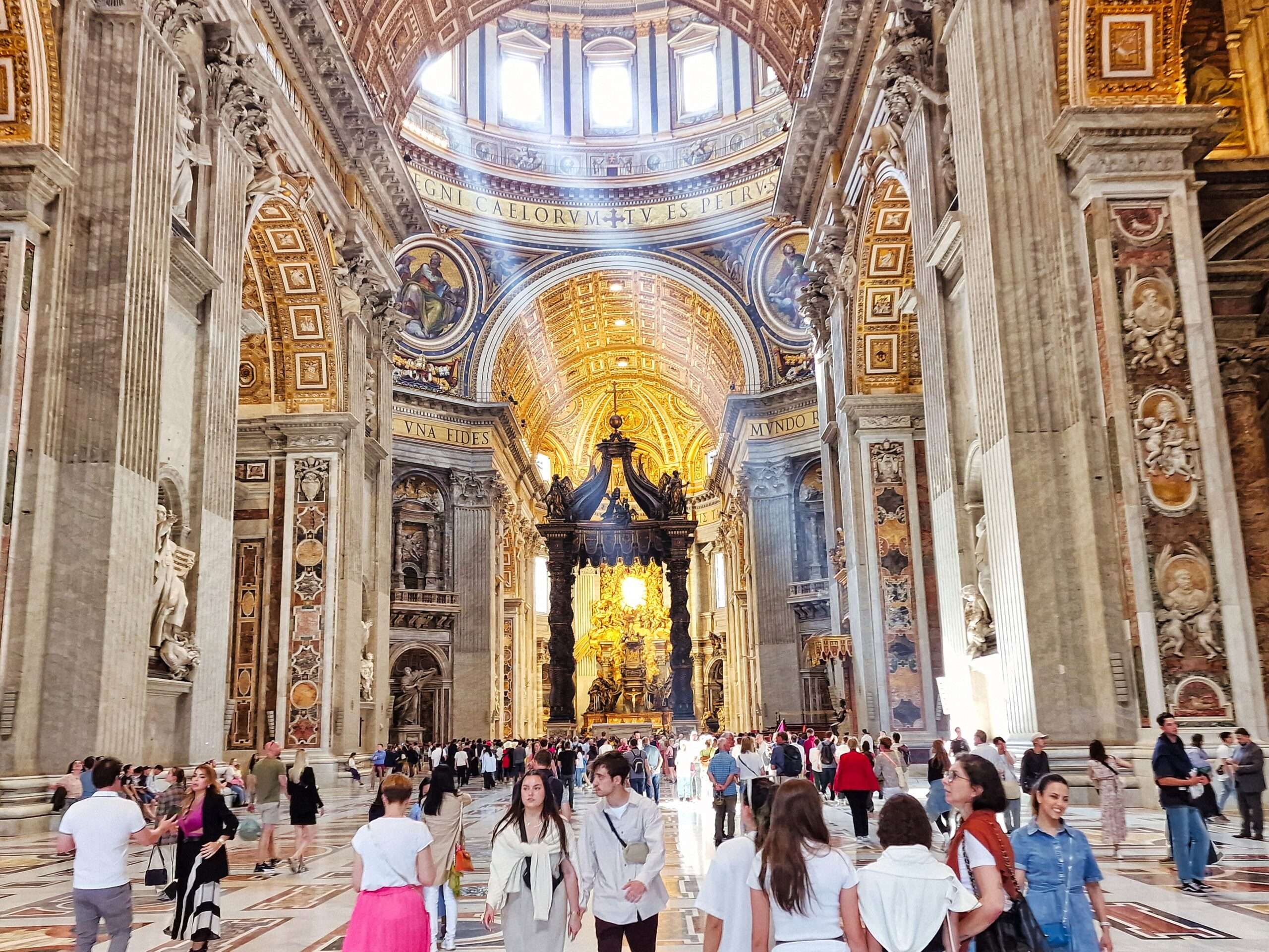 imponujące wnętrze bazyliki św. Piotra w Watykanie podczas wyjazdu na city-break do Rzymu na długi weekend majowy
