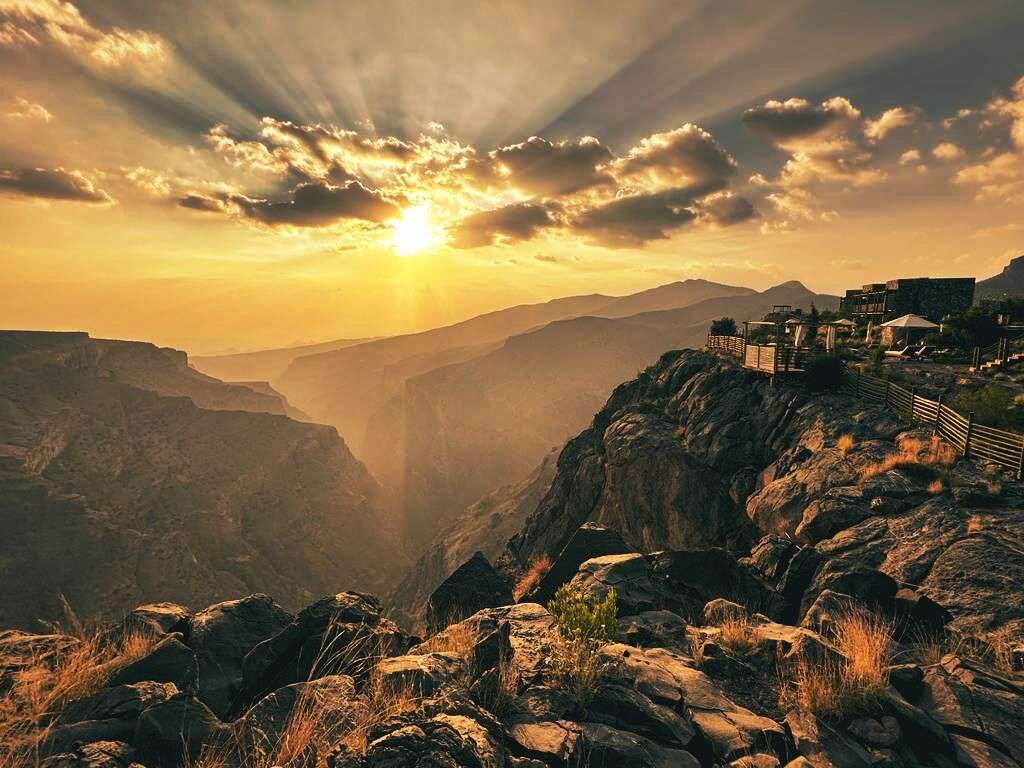 zjawiskowy zachód słońca podczas wyjazdu na wczasy w Omanie
