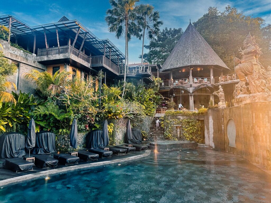 luksusowy hotel na indonezyjskiej wyspie Bali zanurzony w przepięknej dżungli podczas wypadu na wakacje na Bali