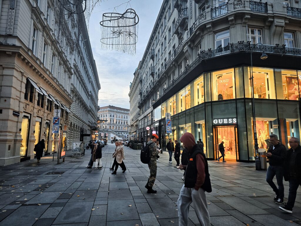 główna ulica handlowa Wiednia - Kaertner Strasse podczas wyjazdu na city-break do Wiednia