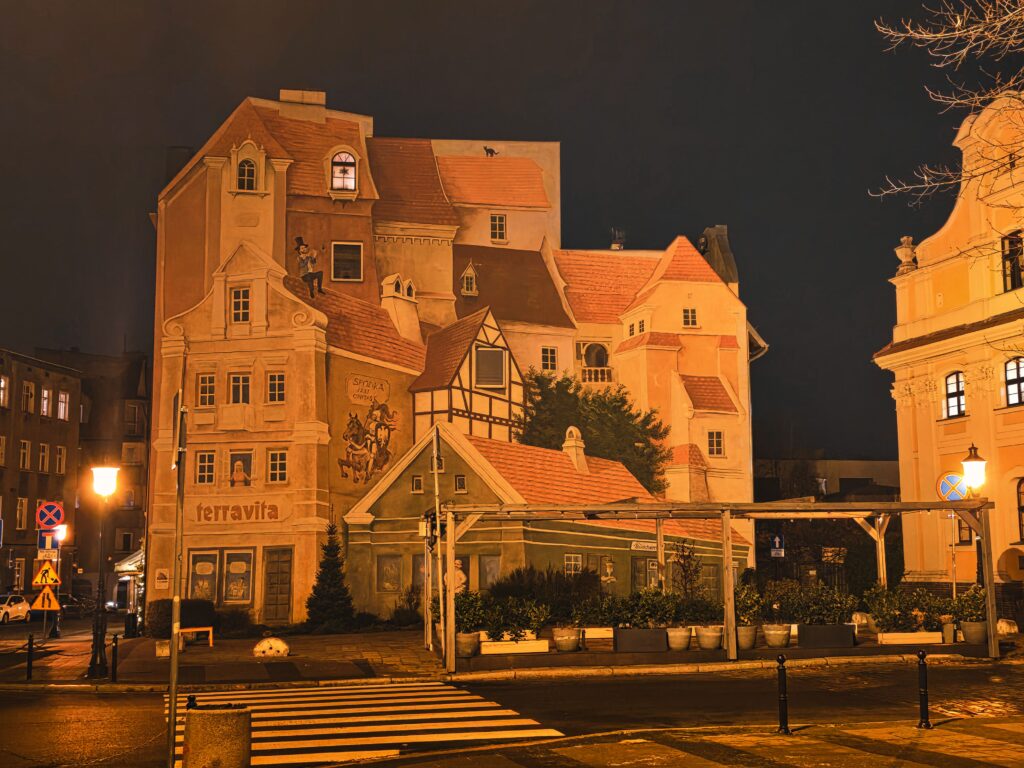 kamienica przy ul. Śródka 3 w Poznaniu ze słynnym muralem