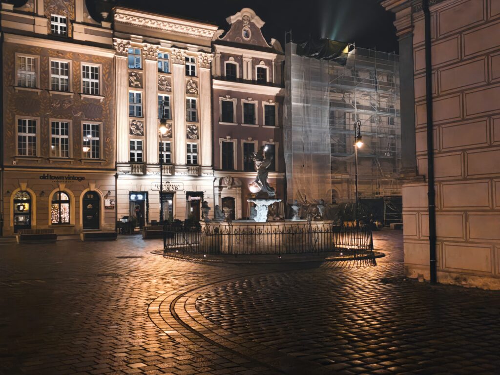 Stary Rynek w Poznaniu nocą podczas wycieczki po Wielkopolsce