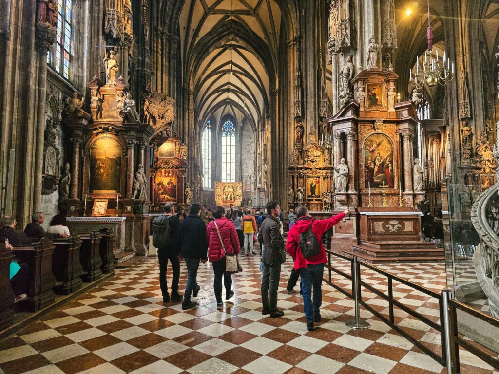 najsłynniejszy gotycki zabytek Austrii - katedra św. Szczepana wewnątrz podczas urlopu w Wiedniu
