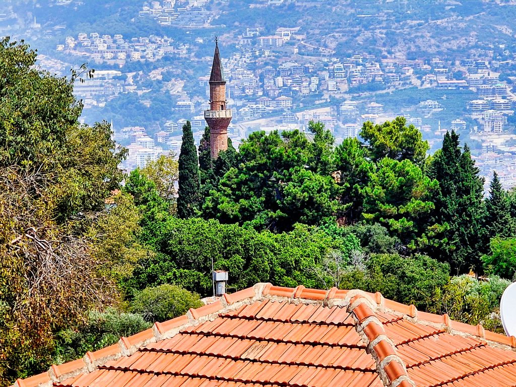 panorama kurortu Alanya z widocznym na pierwszym planie zabytkowym meczetem Sulejmana