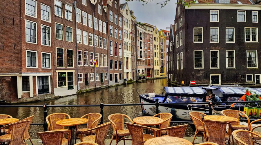 nad kanałem w Amsterdamie podczas wycieczki na weekend do Holandii