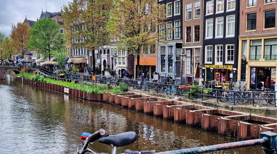 okolice bazyliki św. Mikołaja w Amsterdamie podczas wyjazdu na weekend majowy do Beneluksu