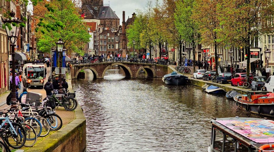 okazałe kamieniczki nad kanałem w Amsterdamie podczas wyjazdu na długi weekend majowy do Holandii