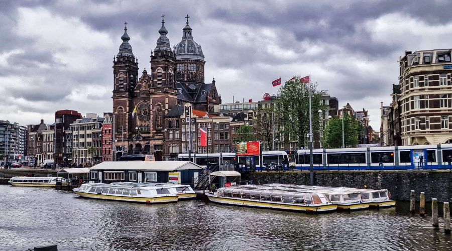 Majestatyczna bazylika Saint Nicholas w centrum Amsterdamu podczas wyjazdu na majówkę do Holandii