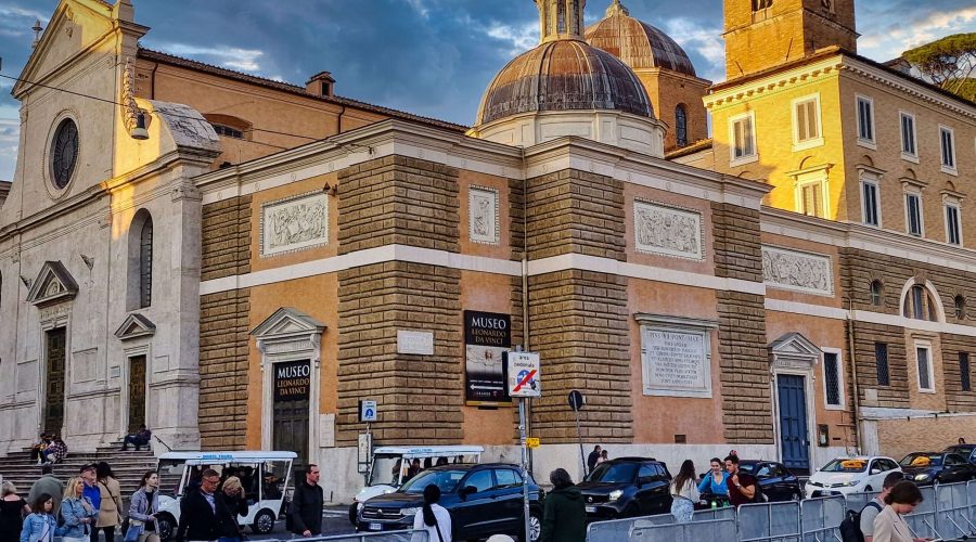 Bazylika Santa Maria del Popolo w Rzymie o zachodzie słońca
