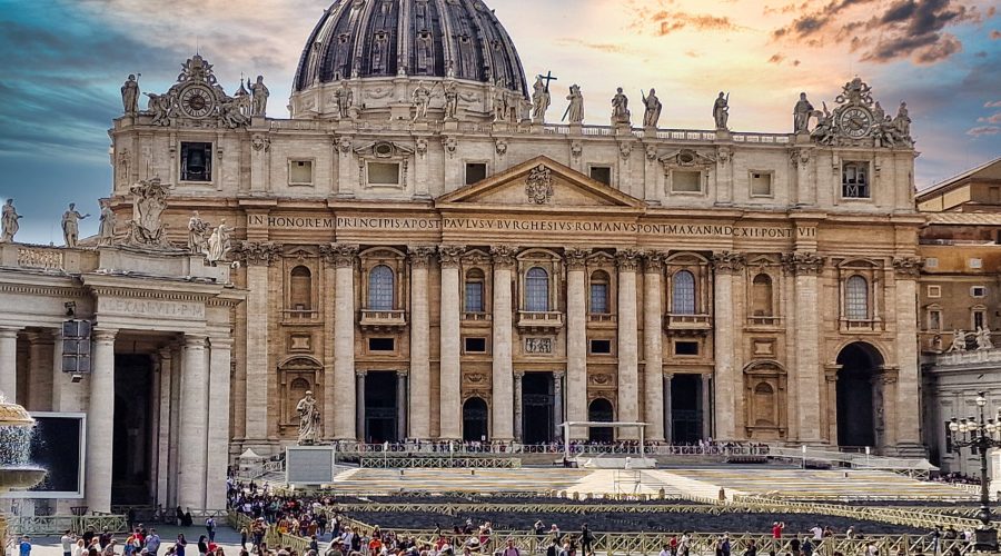 Bazylika św. Piotra w Watykanie podczas wycieczki weekendowej do Rzymu na długi weekend majowy z Krakowa