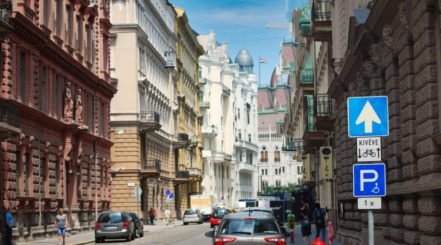 jedna z urokliwych ulic Starego Miasta w Budapeszcie