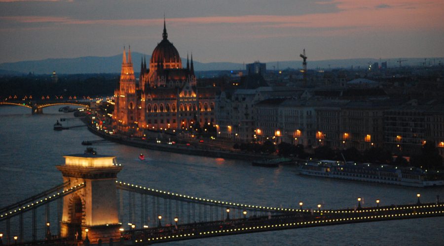 słynny łańcuchowy Most Świętej Małgorzaty ponad Dunajem z widocznym budynkiem Parlamentu w tle