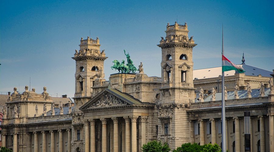 okazała secesyjna architektura w rejonie Budynków Parlamentu w Budapeszcie