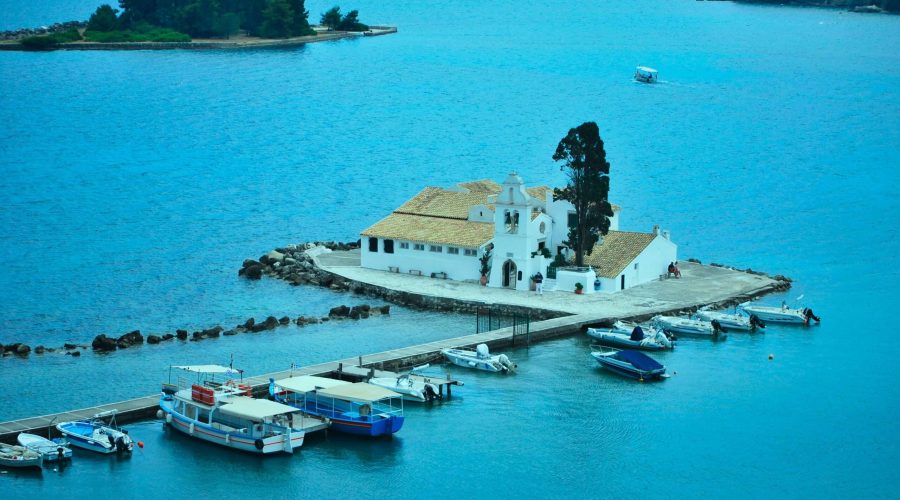 cerkiew greko-katolicka na niewielkiej wysepce na zatoce stolicy Korfu miasta Kerkira
