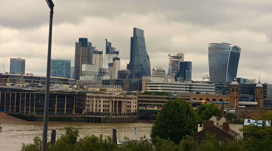 panorama dzielnicy Docklands w Londynie podczas weekendowego wypadu do Anglii Ryanairem